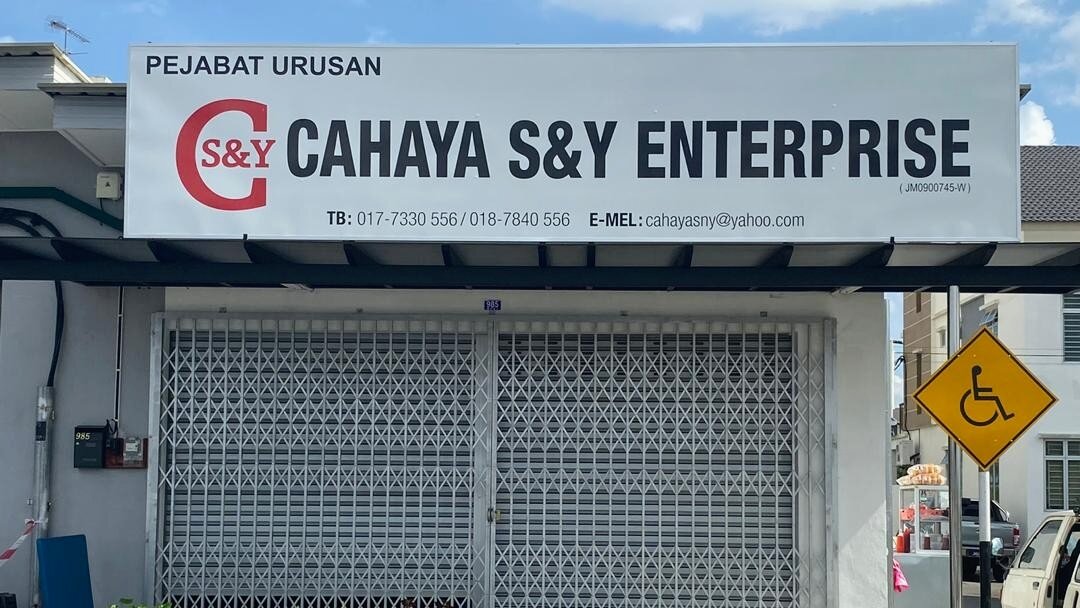 Signboard reading Pejabat Urusan, Cahaya S&Y Enterprise, above a shuttered unit