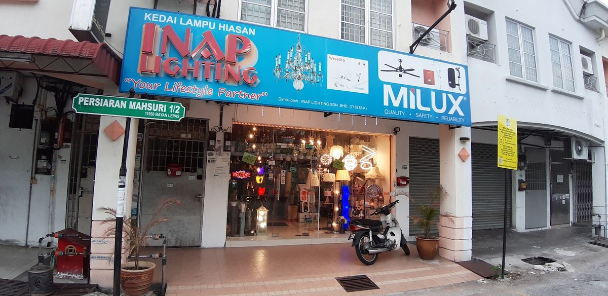 Blue Inap Lighting signboard over a lit shopfront full of lamps, next to a Persiaran Mahsuri 1/2 street sign