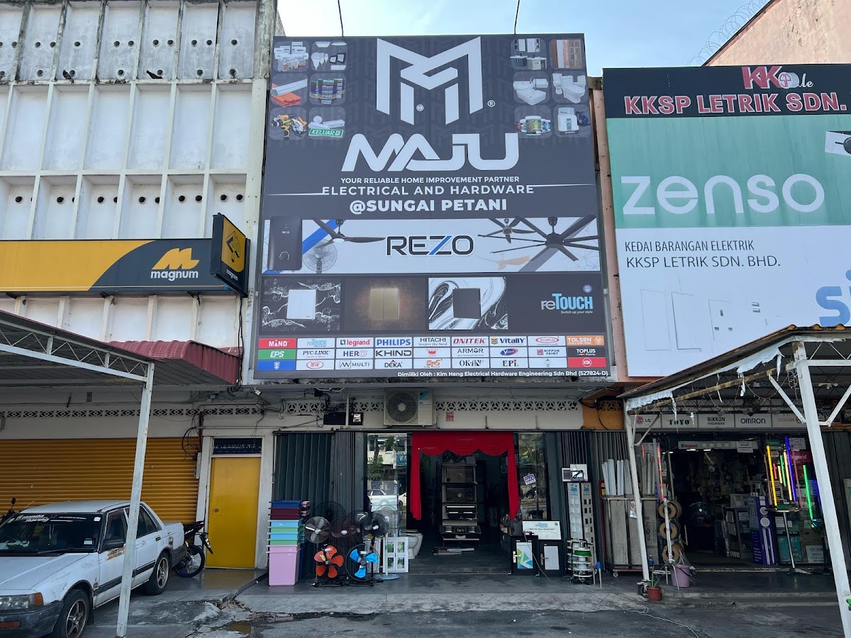 Narrow shophouse with a tall dark MAJU @SUNGAI PETANI signboard, Rezo fan and reTouch switch panels and a brand-logo strip, with fans displayed at the door